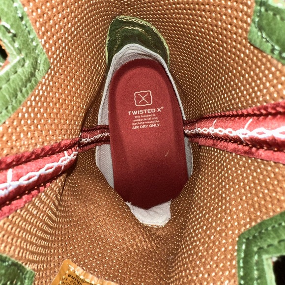 Twisted X - size 9 1/2 EE

Basically brand new. Wore once. main image 4